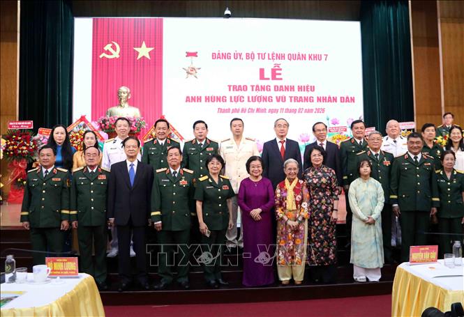 Các đồng chí nguyên lãnh đạo Đảng, Nhà nước; Thủ trưởng Bộ Quốc phòng, Quân khu 7 chúc mừng Trung tướng, Anh hùng lực lượng vũ trang nhân dân Lưu Phước Lượng, nguyên Phó Ban Chỉ đạo Tây Nam bộ, nguyên Phó Tư lệnh về Chính trị Quân khu 9. Ảnh: Xuân Khu-TTXVN