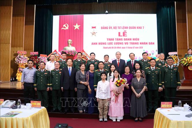 Các đồng chí nguyên lãnh đạo Đảng, Nhà nước; Thủ trưởng Bộ Quốc phòng, Quân khu 7 chụp ảnh lưu niệm cùng thân nhân gia đình Đại tướng Anh hùng Lực lượng vũ trang nhân dân Lê Văn Dũng, nguyên Bí thư Trung ương Đảng, nguyên Chủ nhiệm Tổng cục Chính trị QĐND Việt Nam, nguyên Tư lệnh Quân khu 7. Ảnh: Xuân Khu-TTXVN