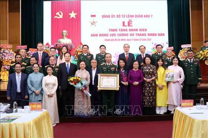 Các đồng chí nguyên lãnh đạo Đảng, Nhà nước; Thủ trưởng Bộ Quốc phòng, Quân khu 7 chúc mừng thân nhân, gia đình các Anh hùng lực lượng vũ trang nhân dân được truy tặng đợt này. Ảnh: Xuân Khu-TTXVN
