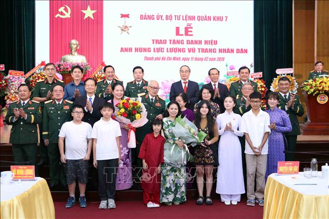 Các đồng chí nguyên lãnh đạo Đảng, Nhà nước; Thủ trưởng Bộ Quốc phòng, Quân khu 7 chúc mừng Trung tướng, Anh hùng lực lượng vũ trang nhân dân Lê Thành Tâm, nguyên Phó Tư lệnh Chính trị Quân khu 7. Ảnh: Xuân Khu-TTXVN