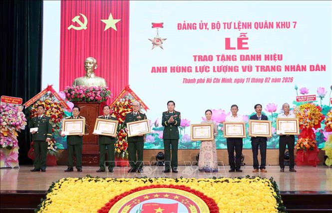 Thừa ủy quyền của Chủ tịch nước, Thượng tướng Nguyễn Văn Gấu, Thứ trưởng Bộ Quốc phòng trao danh hiệu Anh hùng lực lượng vũ trang nhân dân cho các tướng lĩnh được phong tặng và trao cho đại diện gia đình các đồng chí được truy tặng. Ảnh: Xuân Khu-TTXVN