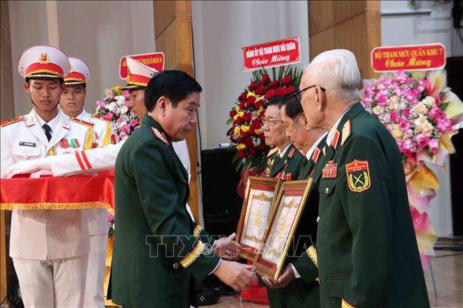 Thừa ủy quyền của Chủ tịch nước, Thượng tướng Nguyễn Văn Gấu, Thứ trưởng Bộ Quốc phòng trao danh hiệu Anh hùng lực lượng vũ trang nhân dân cho Trung tướng Lưu Phước Lượng, nguyên Phó Ban Chỉ đạo Tây Nam bộ, nguyên Phó Tư lệnh về Chính trị Quân khu 9. Ảnh: Xuân Khu-TTXVN