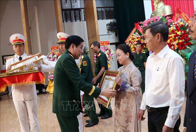 Thừa ủy quyền của Chủ tịch nước, Thượng tướng Nguyễn Văn Gấu, Thứ trưởng Bộ Quốc phòng trao danh hiệu Anh hùng lực lượng vũ trang nhân dân cho đại diện gia đình các Anh hùng lực lượng vũ trang được truy tặng đợt này. Ảnh: Xuân Khu-TTXVN