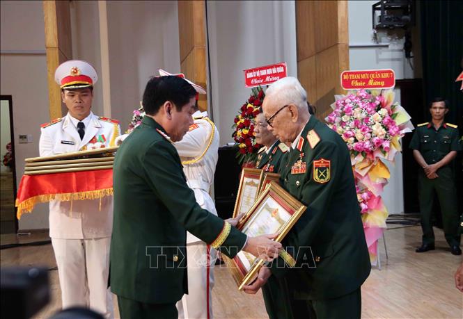 Thừa ủy quyền của Chủ tịch nước, Thượng tướng Nguyễn Văn Gấu, Thứ trưởng Bộ Quốc phòng trao danh hiệu Anh hùng lực lượng vũ trang nhân dân cho Trung tướng Lê Thành Tâm, nguyên Phó Tư lệnh Chính trị Quân khu 7. Ảnh: Xuân Khu-TTXVN