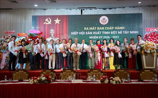 Ban Chấp hành Hiệp hội sản xuất tinh bột mì Tây Ninh nhiệm kỳ 2026 - 2031 ra mắt tại Đại hội. Ảnh: Giang Phương - TTXVN