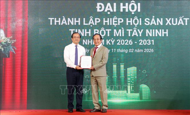 Phó Chủ tịch UBND tỉnh Tây Ninh Nguyễn Hồng Thanh (trái) trao Quyết định thành lập Hiệp hội Sản xuất tinh bột mì Tây Ninh cho ông Lê Hữu Hùng, Chủ tịch Tập đoàn Hùng Duy, Phó Chủ tịch Hiệp hội Sắn Việt Nam phụ trách khu vực phía Nam. Ảnh: Giang Phương – TTXVN