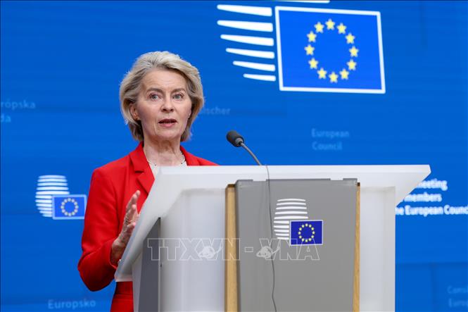 Chủ tịch Ủy ban châu Âu (EC) Ursula von der Leyen phát biểu họp báo tại Brussels, Bỉ. Ảnh: THX/TTXVN