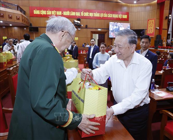 Party General Secretary To Lam presents gifts to former secretaries of the provincial Party Committee, policy beneficiary families, outstanding village elders and heads, and families affected by recent storms and floods. VNA Photo: Thống Nhất 