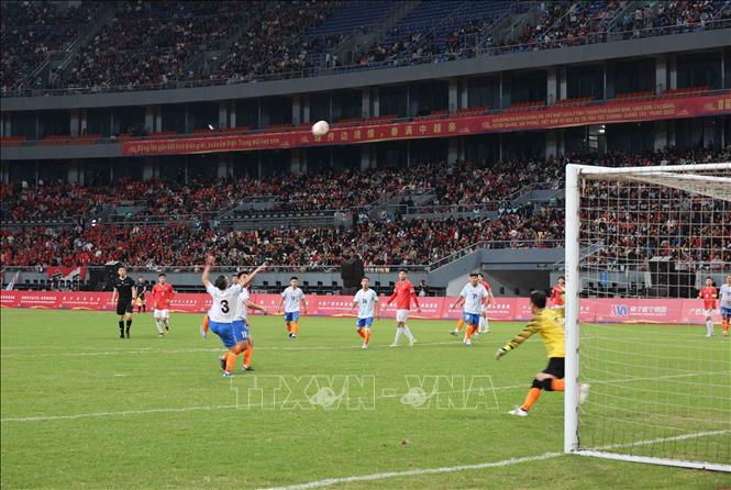 Các cầu thủ hai nước tham gia thi đấu với tinh thần hữu nghị. Ảnh: Công Tuyên-PV TTXVN tại Trung Quốc