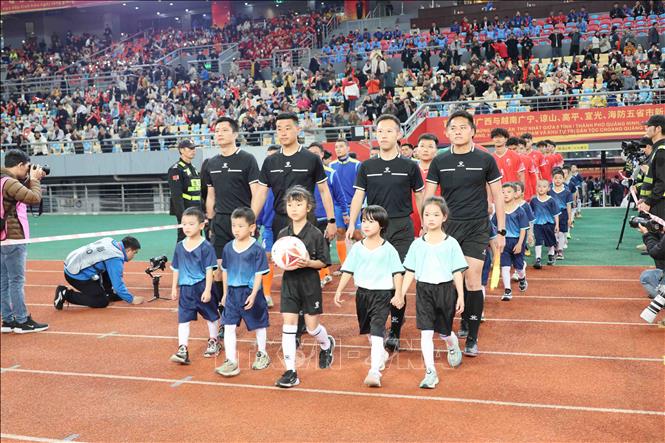 Đội bóng tỉnh Quảng Ninh và đội bóng Khu tự trị dân tộc Choang Quảng Tây vào thi đấu trận chung kết. Ảnh: Công Tuyên-PV TTXVN tại Trung Quốc