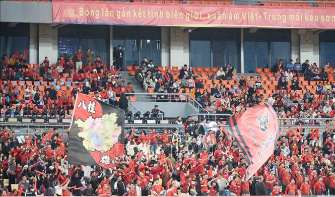 Rất đông cổ động viên hai nước đến cổ vũ cho hai đội với khẩu hiệu “Bóng lăn gắn kết tình biên giới, xuân ấm Việt - Trung mãi keo sơn”. Ảnh: Công Tuyên-PV TTXVN tại Trung Quốc