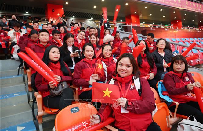 Các cổ động viên thanh niên Việt Nam tham gia cổ vũ cho các đội bóng. Ảnh: Công Tuyên-PV TTXVN tại Trung Quốc