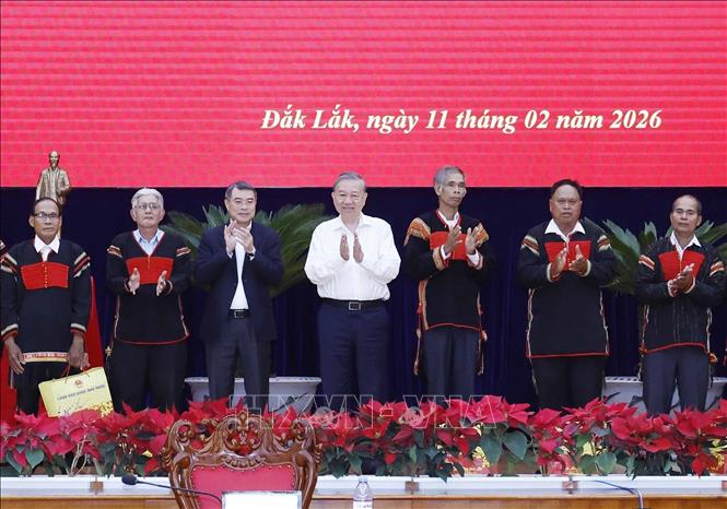 Party General Secretary To Lam presents gifts to outstanding village elders and heads. VNA Photo: Thống Nhất 