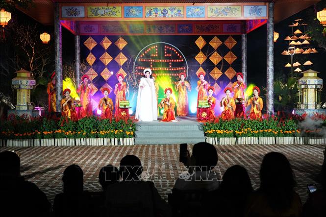 Chương trình nghệ thuật tại “Tết Hoàng cung” ở Đại Nội Huế. Ảnh: Nguyên Lý - TTXVN