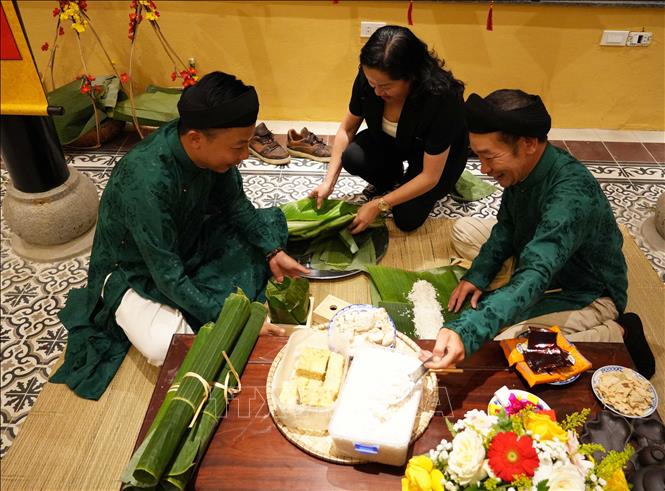 Thi gói bánh chưng, bánh tét tại Chương trình “Tết Hoàng cung” ở Đại Nội Huế. Ảnh: Nguyên Lý - TTXVN