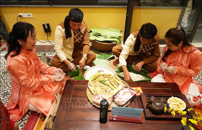 Thi gói bánh chưng, bánh tét tại Chương trình “Tết Hoàng cung” ở Đại Nội Huế. Ảnh: Nguyên Lý - TTXVN