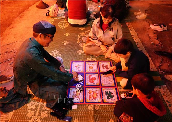 Trò chơi dân gian tại Chương trình “Tết Hoàng cung” ở Đại Nội Huế. Ảnh: Nguyên Lý - TTXVN