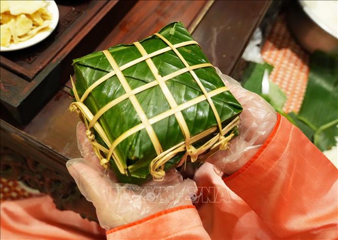 Gói bánh chưng tại Chương trình “Tết Hoàng cung” ở Đại Nội Huế. Ảnh: Nguyên Lý - TTXVN