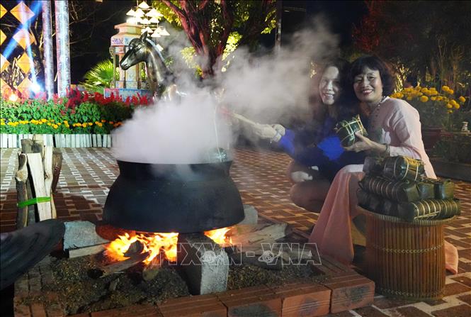 Nấu bánh chưng, bánh tét tại chương trình “Tết Hoàng cung” ở Đại Nội Huế. Ảnh: Nguyên Lý - TTXVN