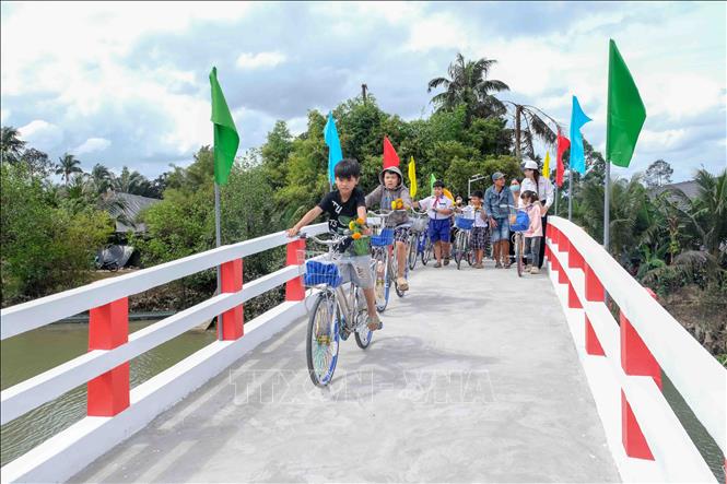 Học sinh đạp xe qua cầu Ngã Tư Trên sau lễ khánh thành. Ảnh: Thanh Liêm - TTXVN