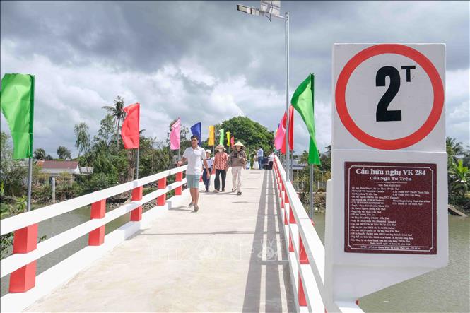 Cầu Ngã Tư Trên bắc qua sông Ngã Tư (xã An Lạc Thôn), chiều dài 50m, rộng 2m5 với kinh phí 630 triệu đồng từ ngân sách địa phương và doanh nghiệp, cá nhân đóng góp. Ảnh: Thanh Liêm - TTXVN