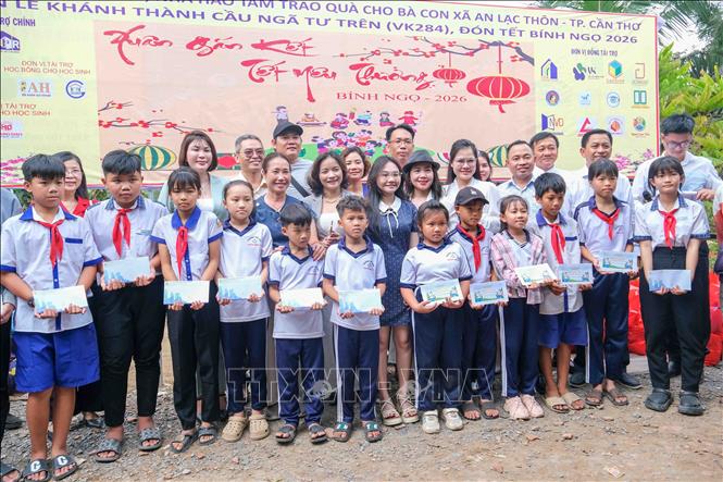 Ban tổ chức trao học bổng cho các em học sinh vượt khó học giỏi của xã An Lạc Thôn. Ảnh: Thanh Liêm - TTXVN