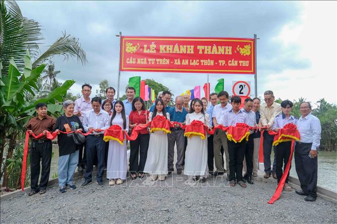 Lễ cắt băng khánh thành cầu Ngã Tư Trên, ấp Hòa Thành, xã An Lạc Thôn, thành phố Cần Thơ. Ảnh: Thanh Liêm - TTXVN