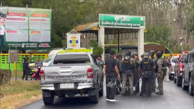 Cảnh sát được triển khai tại trường học Patong Prathankiriwat ở huyện Hat Yai, tỉnh Songkhla, Thái Lan, sau khi xảy ra vụ nổ súng ngày 11/2/2026. Ảnh: THX/TTXVN