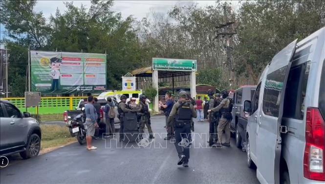 Cảnh sát được triển khai tại trường học Patong Prathankiriwat ở huyện Hat Yai, tỉnh Songkhla, Thái Lan, sau khi xảy ra vụ nổ súng ngày 11/2/2026. Ảnh: THX/TTXVN