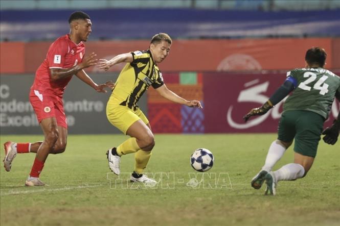 Tình huống áp sát của cầu thủ Vitao (số 8, CAHN). Ảnh: Minh Quyết - TTXVN