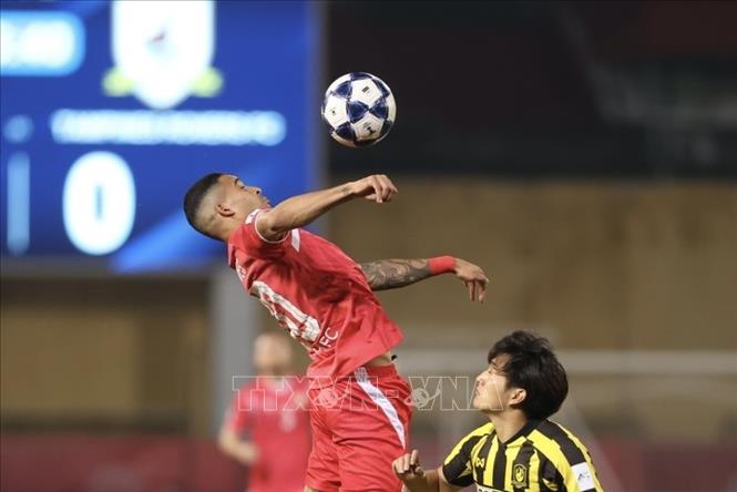 Pha tranh cướp bóng của cầu thủ Rogerio (số 30, CAHN) và cầu thủ bên phía Tampines. Ảnh: Minh Quyết - TTXVN