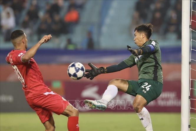 Cầu thủ Rogerio (số 30, CAHN) ghi bàn thắng nâng tỷ số lên 3-0 cho CAHN. Ảnh: Minh Quyết - TTXVN