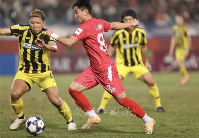Pha áp sát của cầu thủ Lê Văn Đô (số 88, CAHN). Ảnh: Minh Quyết - TTXVN