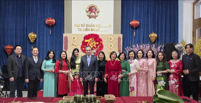 Đại sứ Việt Nam tại Nga Đặng Minh Khôi chụp ảnh lưu niệm cùng các phu nhân tham gia gói bánh chưng. Ảnh: Trần Hải - PV TTXVN tại Nga