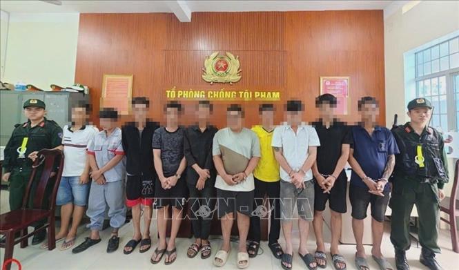 Các đối tượng trong đường dây mua bán trái phép chất ma túy bị công an bắt giữ. Ảnh: Công an Đồng Nai/TTXVN phát