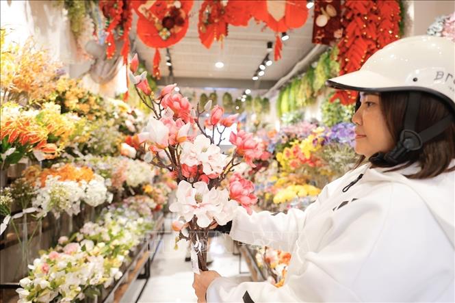 Hang Luoc flower market is expanded along the streets of Hang Luoc, Hang Khoai, Hang Ruoi, Hang Ma, and the mural street of Phung Hung. VNA Photo: Minh Quyết