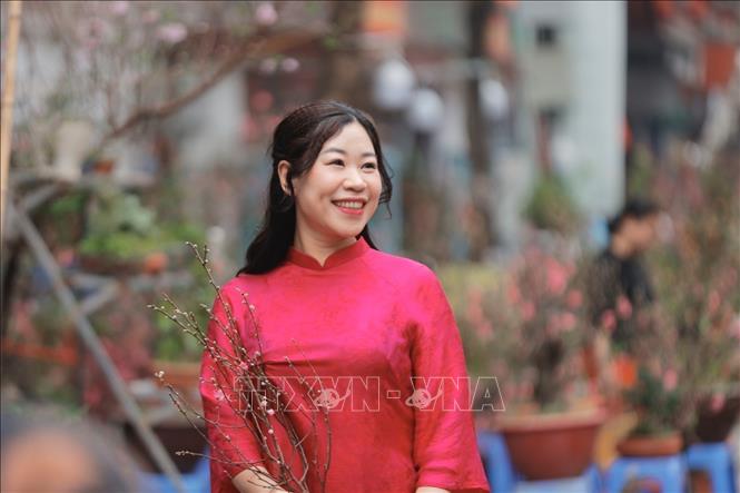 Young people visit Hang Luoc flower market for beautiful photos. VNA Photo: Minh Quyết