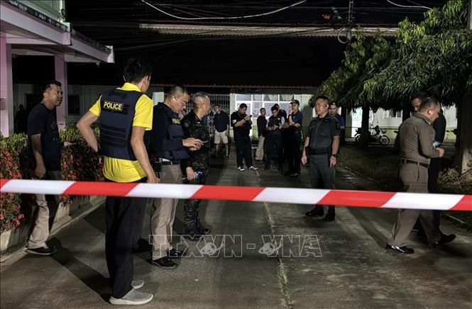 Cảnh sát được triển khai tại trường học ở thành phố Hat Yai, tỉnh Songkhla, Thái Lan sau vụ nổ súng, ngày 11/2/2026. Ảnh: THX/TTXVN