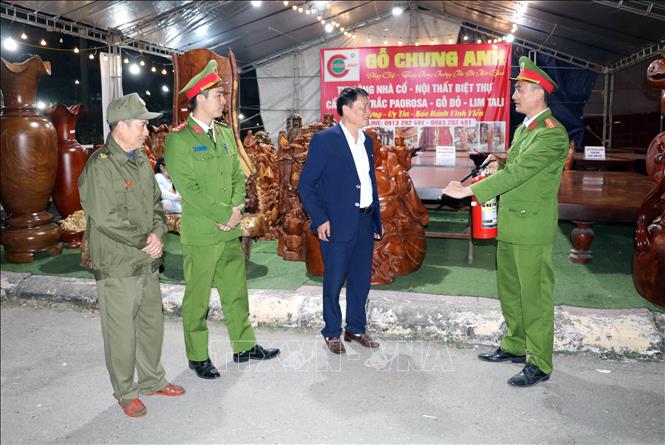 Công an phường Hoa Lư, tỉnh Ninh Bình tuyên truyền phòng chống cháy, nổ khu vực chợ hoa xuân. Ảnh: Thùy Dung - TTXVN