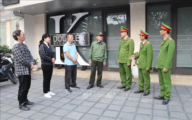 Công an phường Nam Định, tỉnh Ninh Bình tuyên truyền, nhắc nhở người dân nâng cao ý thức tự phòng, tự quản dịp Tết Nguyên đán Bính Ngọ 2026. Ảnh: Thùy Dung - TTXVN