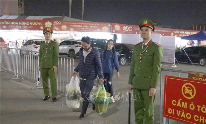 Công an phường Hoa Lư, tỉnh Ninh Bình bảo đảm an ninh trật tự khu vực chợ hoa xuân. Ảnh: Thùy Dung - TTXVN