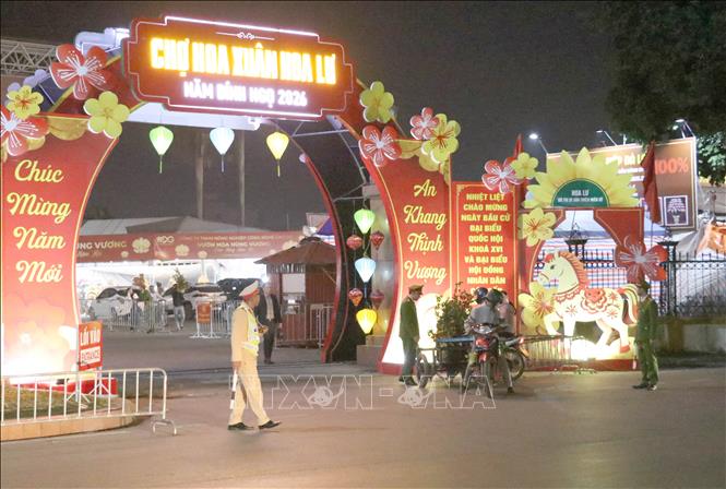 Công an phường Hoa Lư, tỉnh Ninh Bình bảo đảm trật tự an toàn giao thông khu vực chợ hoa xuân. Ảnh: Thùy Dung - TTXVN