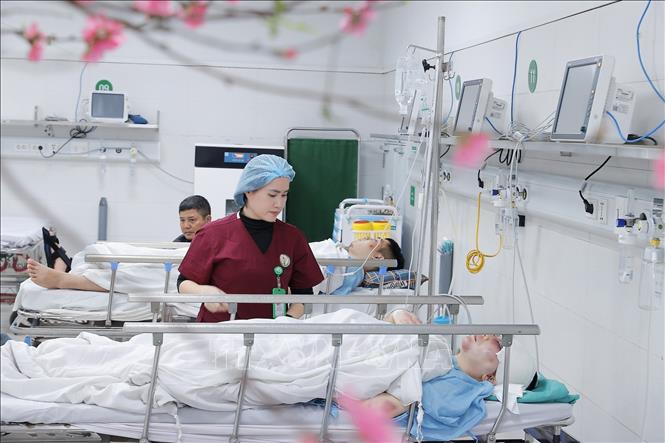 Chủ động bảo đảm nhân lực, thuốc, chế phẩm máu, dịch truyền, vật tư, hóa chất, thiết bị y tế, ôxy y tế; bố trí giường bệnh, phương tiện phục vụ thu dung, điều trị và cấp cứu, tập trung tai nạn giao thông, cháy nổ, chấn thương, ngộ độc thực phẩm. Ảnh: Minh Quyết - TTXVN