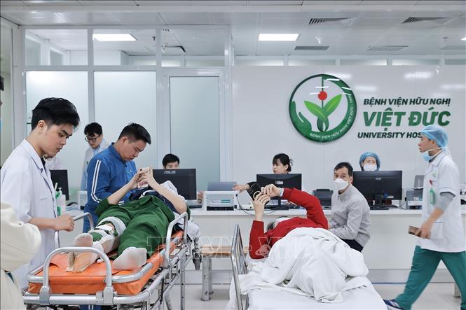 Chủ động bảo đảm nhân lực, thuốc, chế phẩm máu, dịch truyền, vật tư, hóa chất, thiết bị y tế, ôxy y tế; bố trí giường bệnh, phương tiện phục vụ thu dung, điều trị và cấp cứu, tập trung tai nạn giao thông, cháy nổ, chấn thương, ngộ độc thực phẩm. Ảnh: Minh Quyết - TTXVN