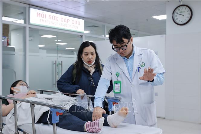 Chủ động bảo đảm nhân lực, thuốc, chế phẩm máu, dịch truyền, vật tư, hóa chất, thiết bị y tế, ôxy y tế; bố trí giường bệnh, phương tiện phục vụ thu dung, điều trị và cấp cứu, tập trung tai nạn giao thông, cháy nổ, chấn thương, ngộ độc thực phẩm. Ảnh: Minh Quyết - TTXVN