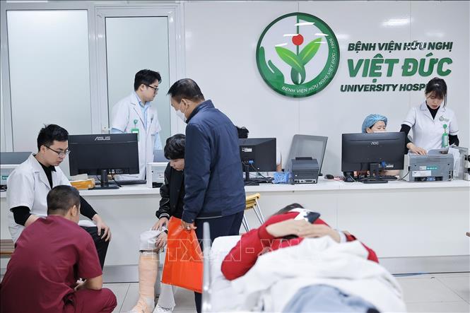 Chủ động bảo đảm nhân lực, thuốc, chế phẩm máu, dịch truyền, vật tư, hóa chất, thiết bị y tế, ôxy y tế; bố trí giường bệnh, phương tiện phục vụ thu dung, điều trị và cấp cứu, tập trung tai nạn giao thông, cháy nổ, chấn thương, ngộ độc thực phẩm. Ảnh: Minh Quyết - TTXVN