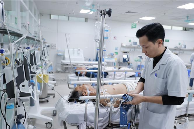 Bảo đảm thực hiện thường trực 4 cấp, 24/24 giờ: trực lãnh đạo, xử lý thông tin đường dây nóng; trực chuyên môn; trực hành chính - hậu cần và trực bảo vệ - tự vệ. Niêm yết danh sách cán bộ trực tại các khoa, phòng. Ảnh: Minh Quyết - TTXVN