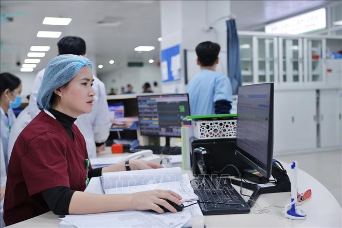 Bảo đảm thực hiện thường trực 4 cấp, 24/24 giờ: trực lãnh đạo, xử lý thông tin đường dây nóng; trực chuyên môn; trực hành chính - hậu cần và trực bảo vệ - tự vệ. Niêm yết danh sách cán bộ trực tại các khoa, phòng. Ảnh: Minh Quyết - TTXVN
