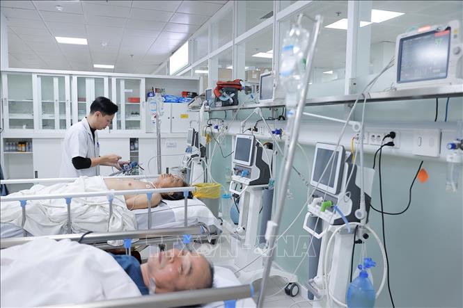 Bảo đảm thực hiện thường trực 4 cấp, 24/24 giờ: trực lãnh đạo, xử lý thông tin Đường dây nóng; trực chuyên môn; trực hành chính - hậu cần và trực bảo vệ - tự vệ. Niêm yết danh sách cán bộ trực tại các khoa, phòng. Ảnh: Minh Quyết - TTXVN
