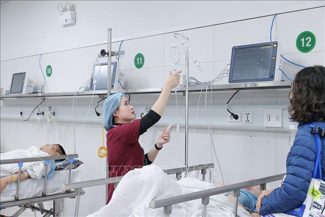 Chủ động bảo đảm nhân lực, thuốc, chế phẩm máu, dịch truyền, vật tư, hóa chất, thiết bị y tế, ôxy y tế; bố trí giường bệnh, phương tiện phục vụ thu dung, điều trị và cấp cứu, tập trung tai nạn giao thông, cháy nổ, chấn thương, ngộ độc thực phẩm. Ảnh: Minh Quyết - TTXVN